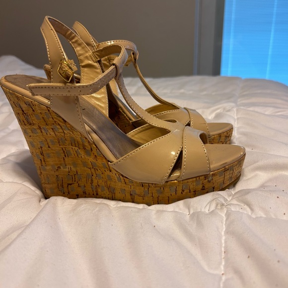 ☀️3/$25☀️ Madden Girl Wedges Size 7.5 - Picture 2 of 4